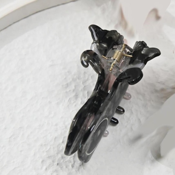 ❤️❤️ FREE Dog Puppy Hair Spots Chic Glam Trendy Girly Minimal Modern Claw Clip - Picture 2 of 2